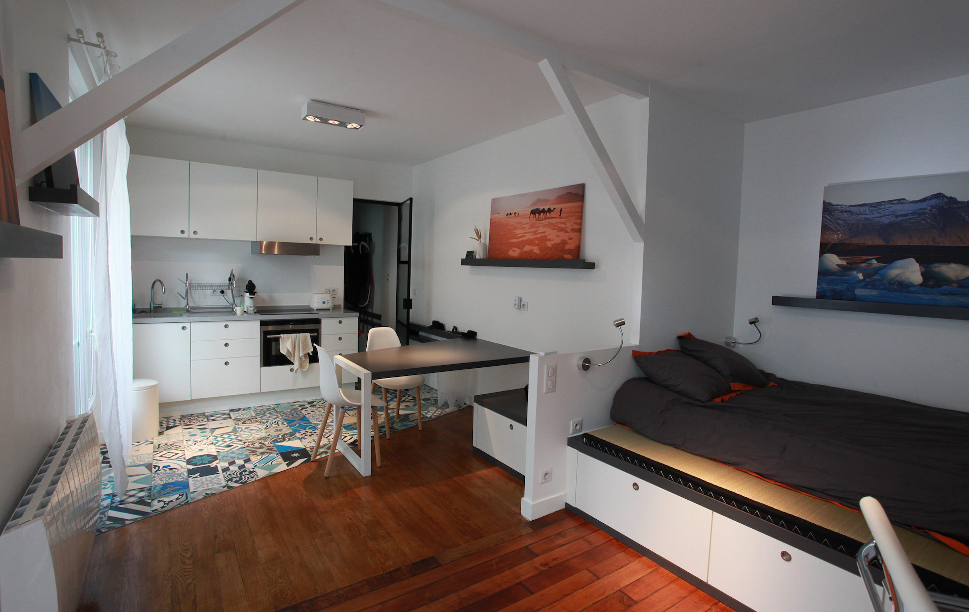 34 m2 I un appartement zen ou « travail et voyages » font bon ménage.