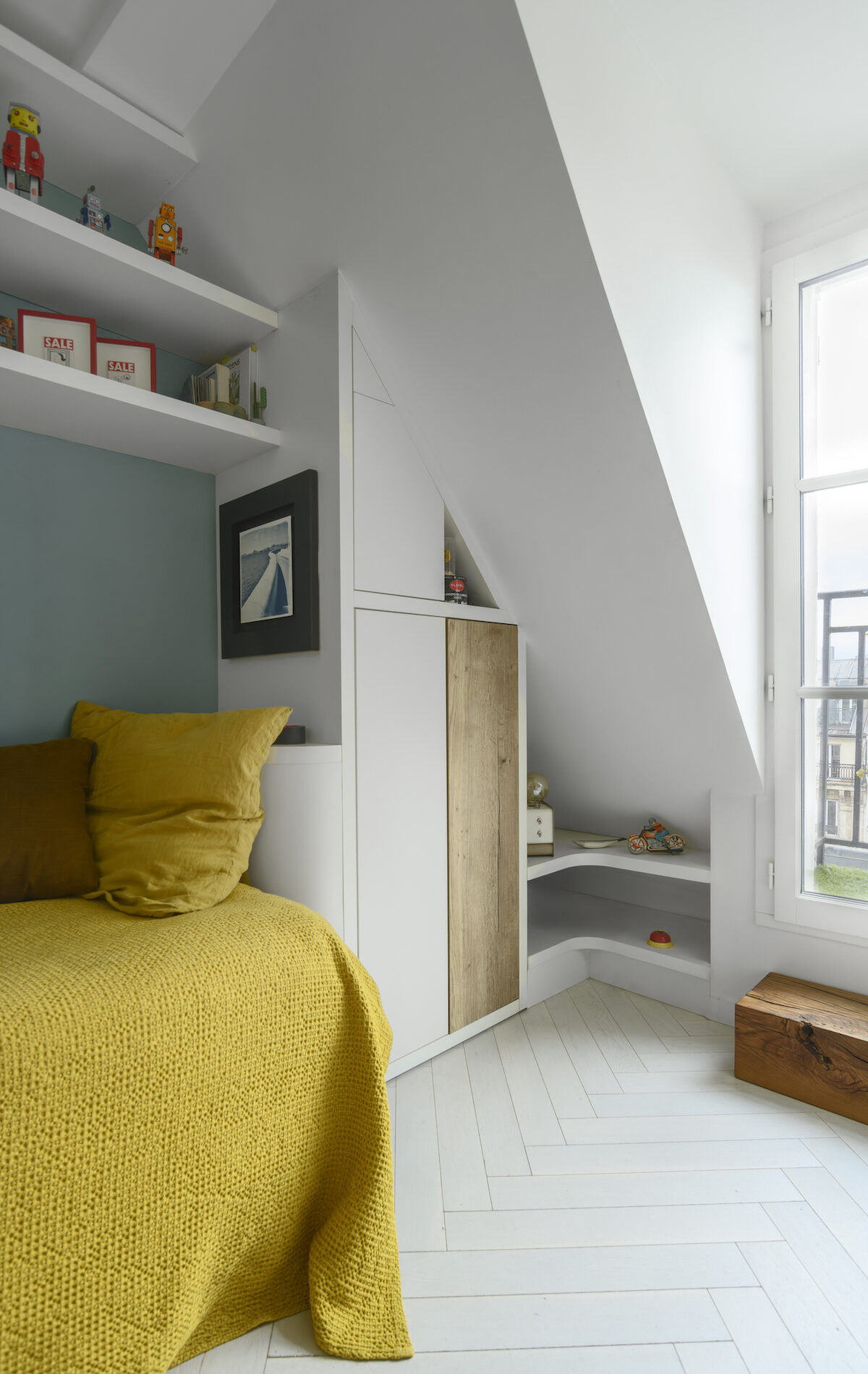 rangements sous pente dans un studio à Paris