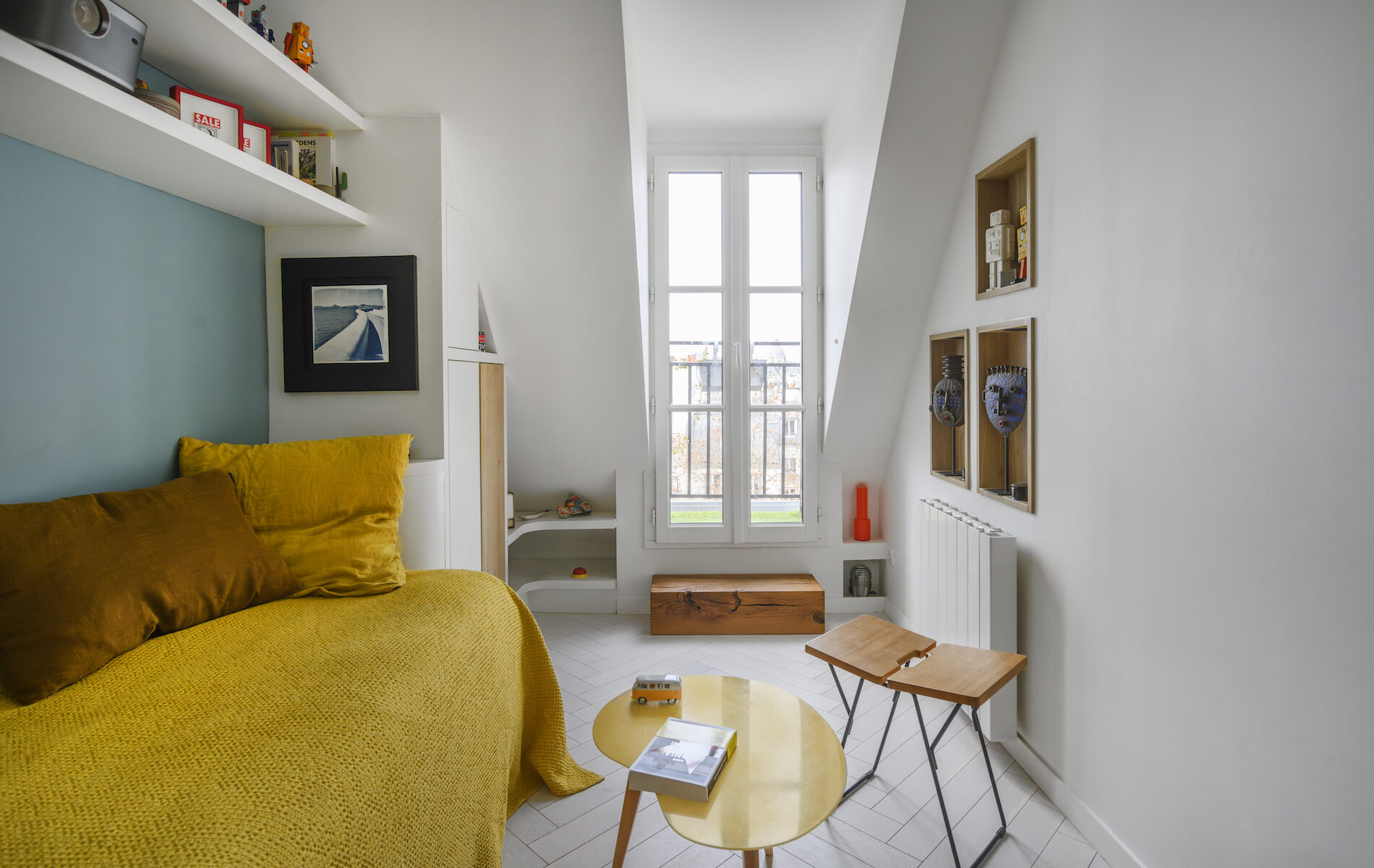 Coin nuit dans une petite surface sous les toits