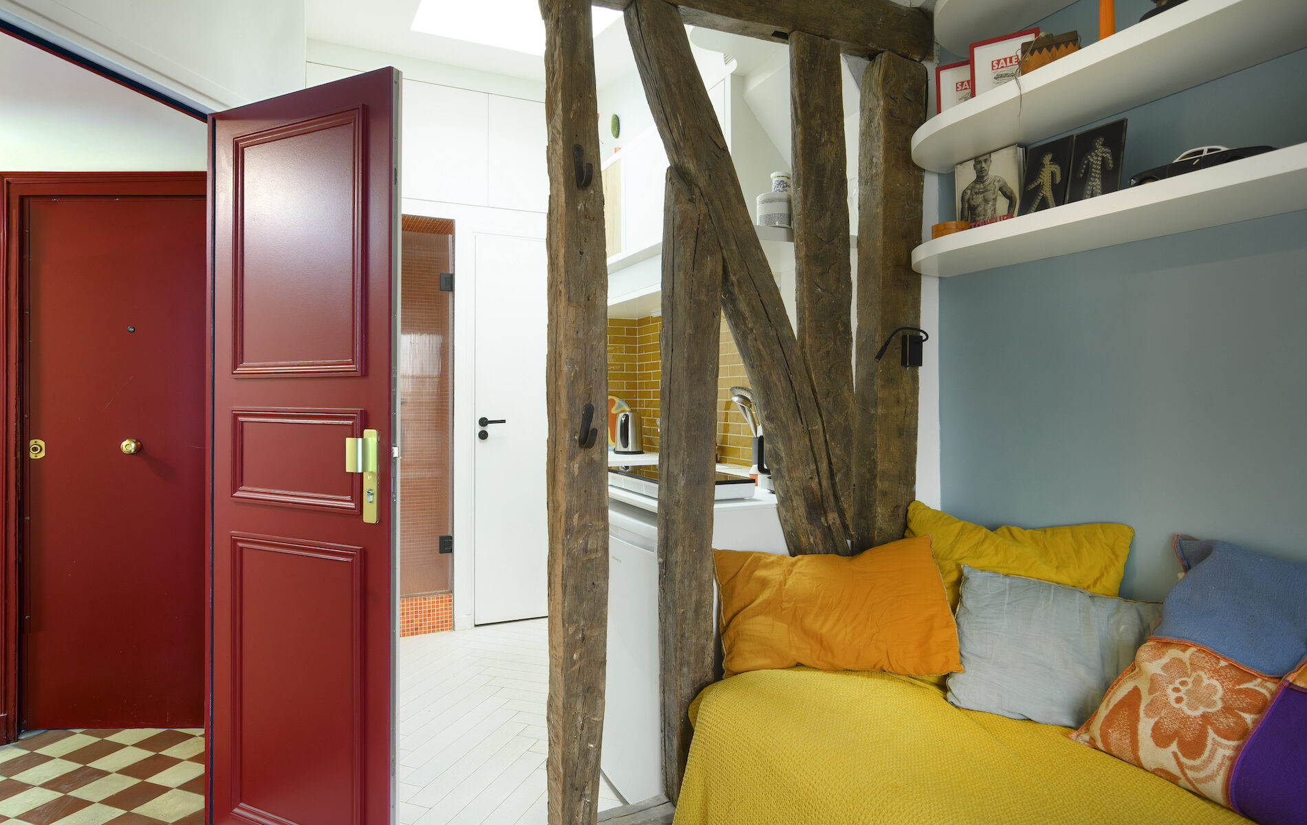 Détail de poteaux apparent dans un studio sous les toits