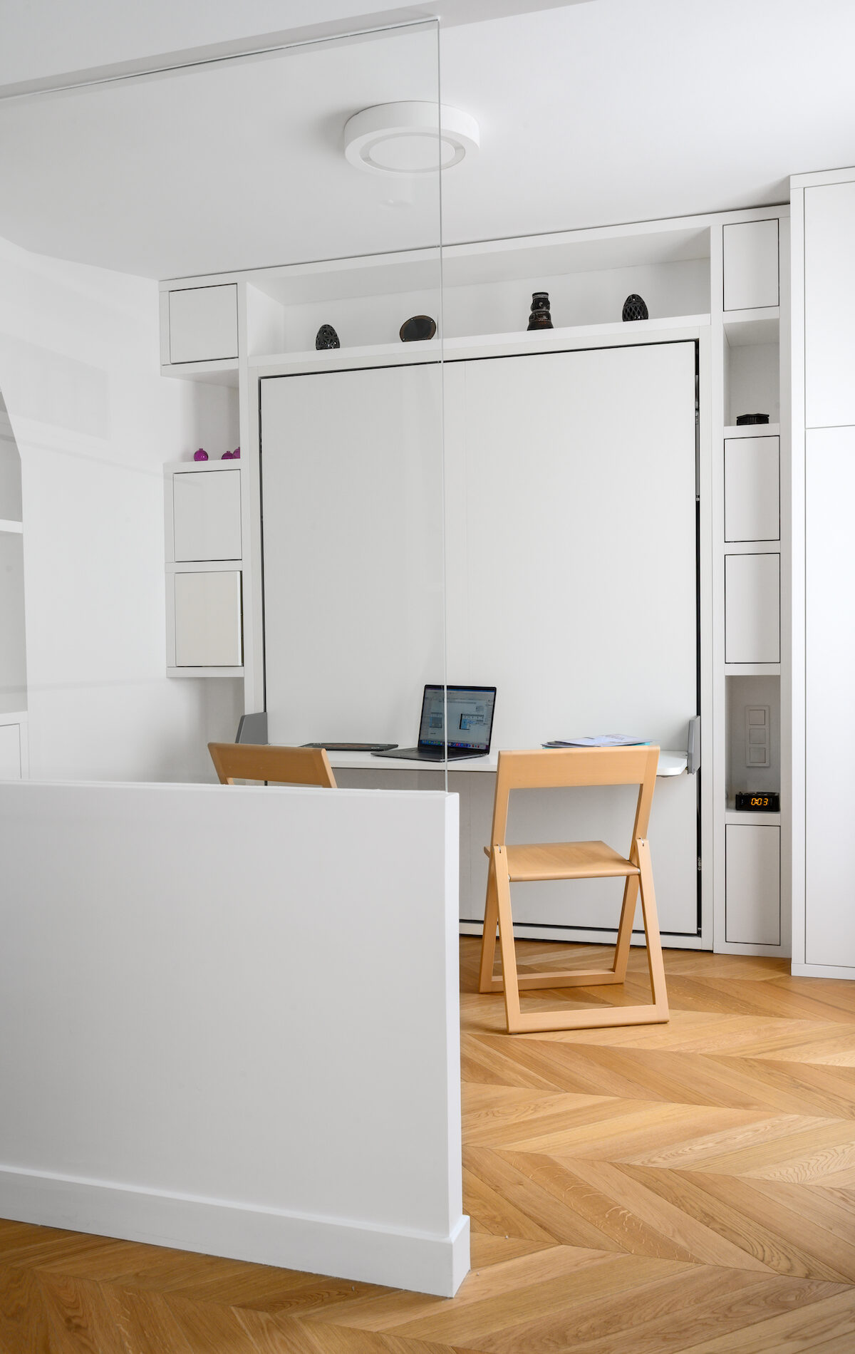 Bureau escamotable intégré dans un meuble sur mesure