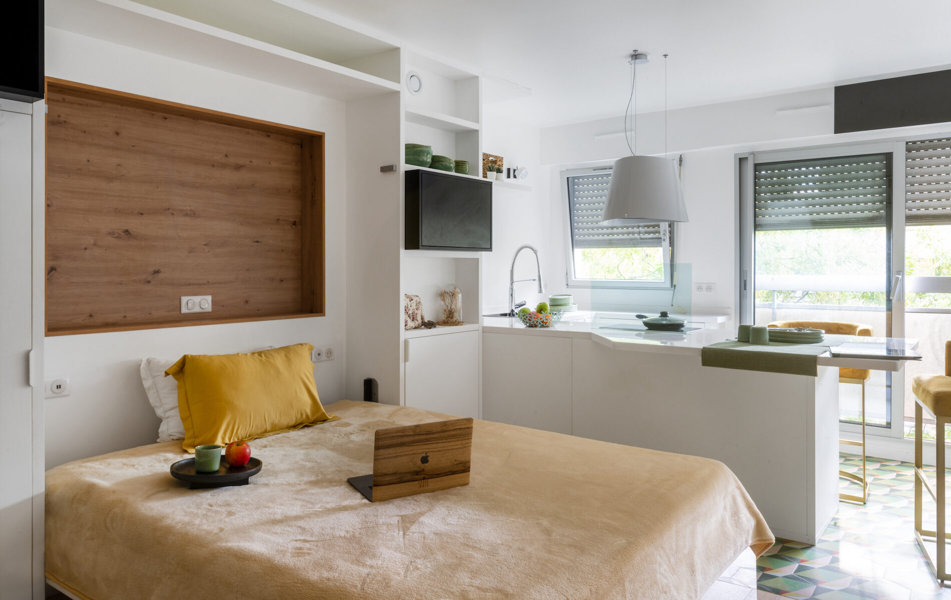 Chambre avec lit escamotable et niche bois – studio optimisé projet Hawa 42