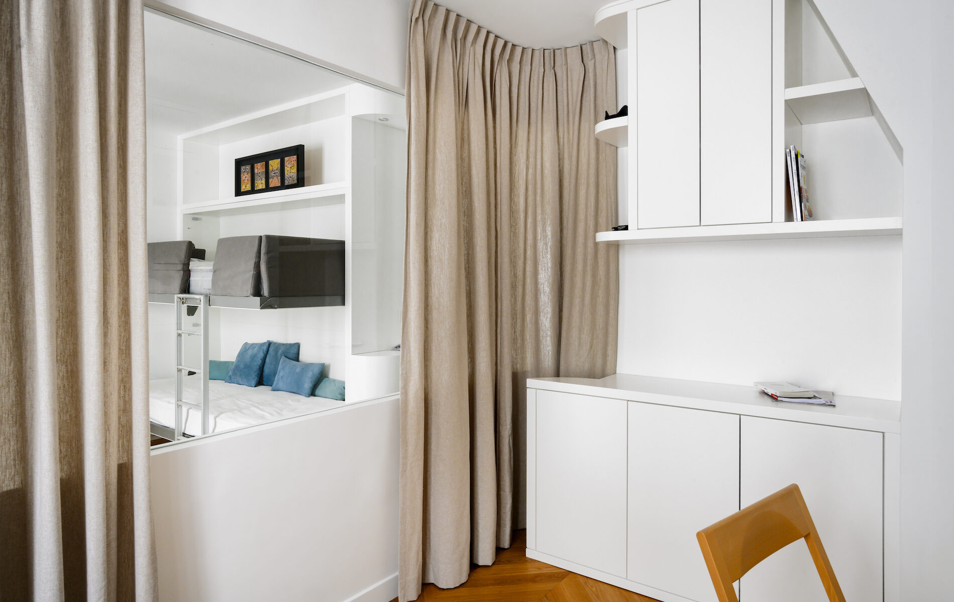 Baie vitrée courbe avec rideau semi ouvert dans un appartement à Paris