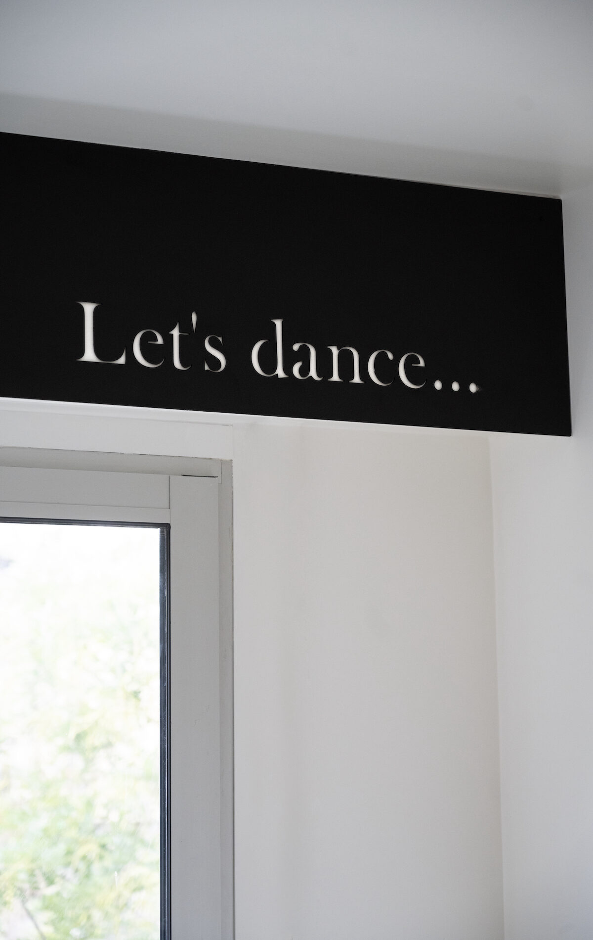 Coffre de volet intégré avec signature sur mesure dans studio optimisé