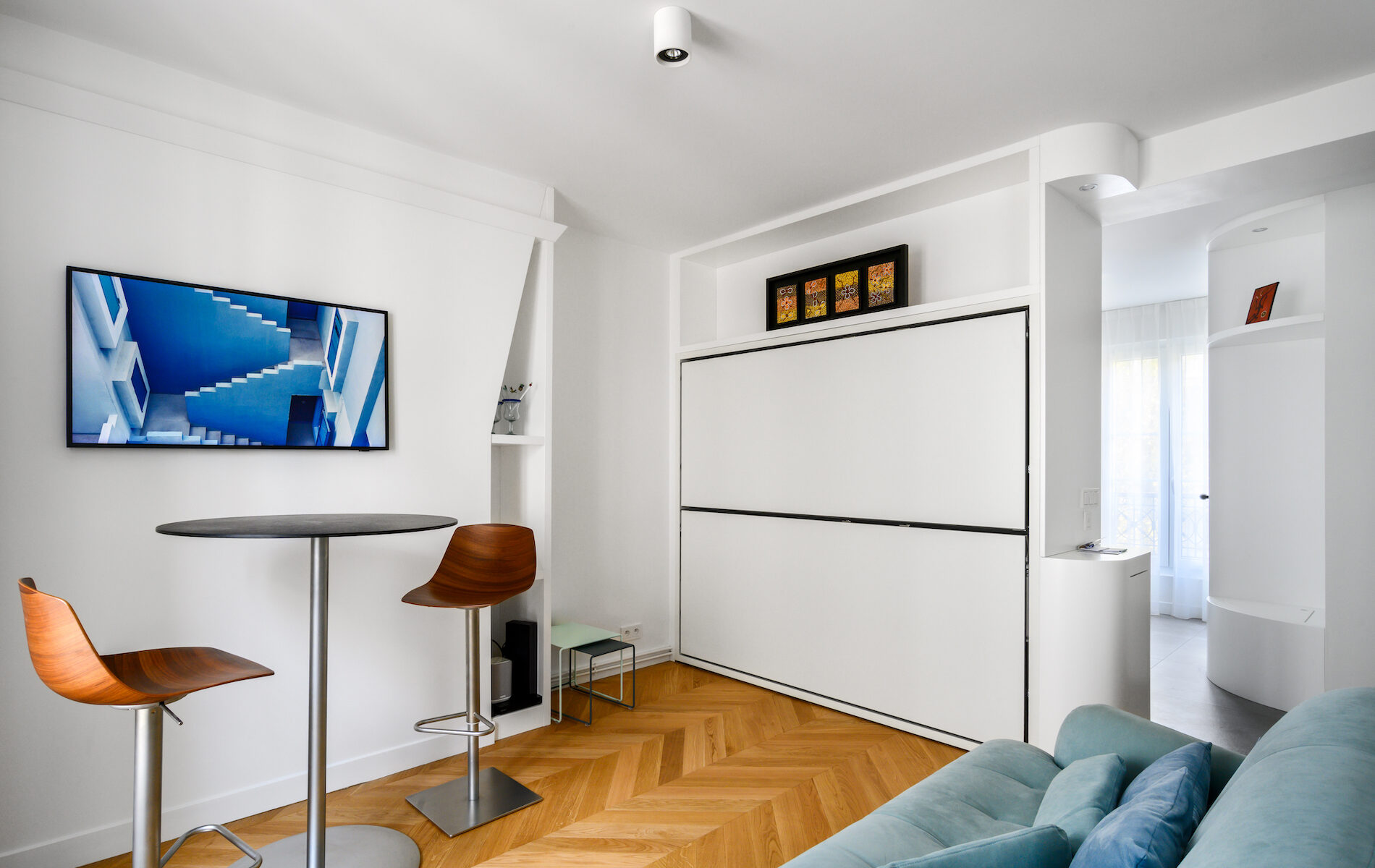 Coin repas avec table haute dans un appartement compact à Paris