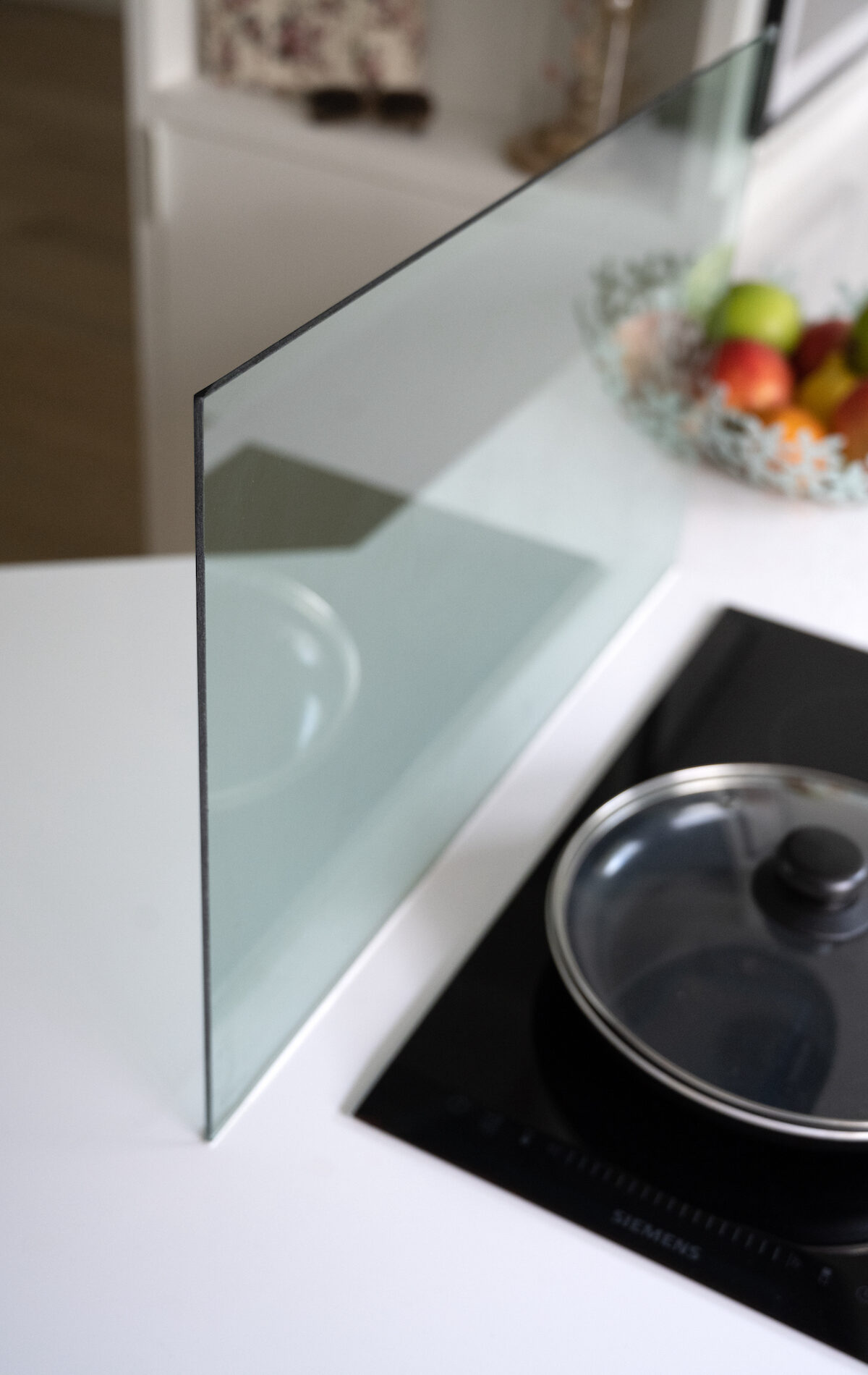 Crédence en verre transparente séparant cuisine et espace nuit