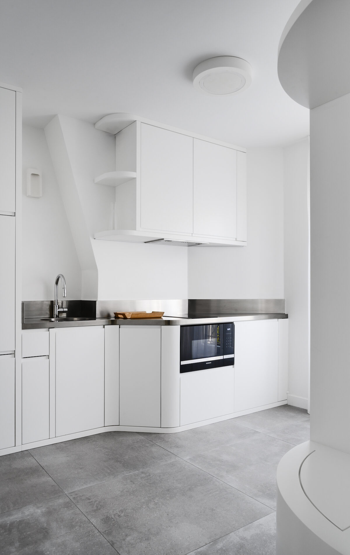 Cuisine en inox sur mesure dans un appartement minimaliste à Paris