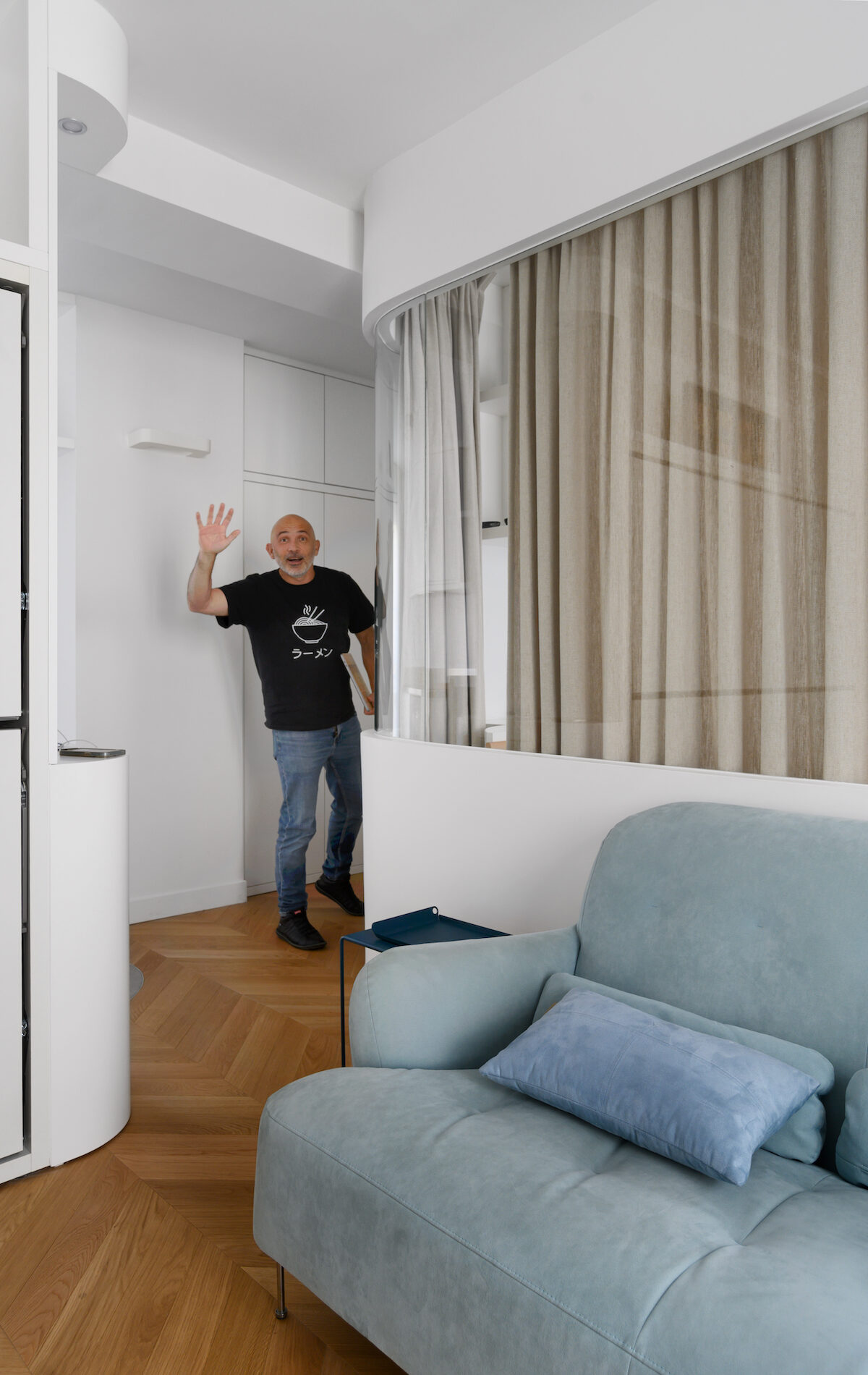 Entrée avec cloison vitrée courbe dans un appartement parisien