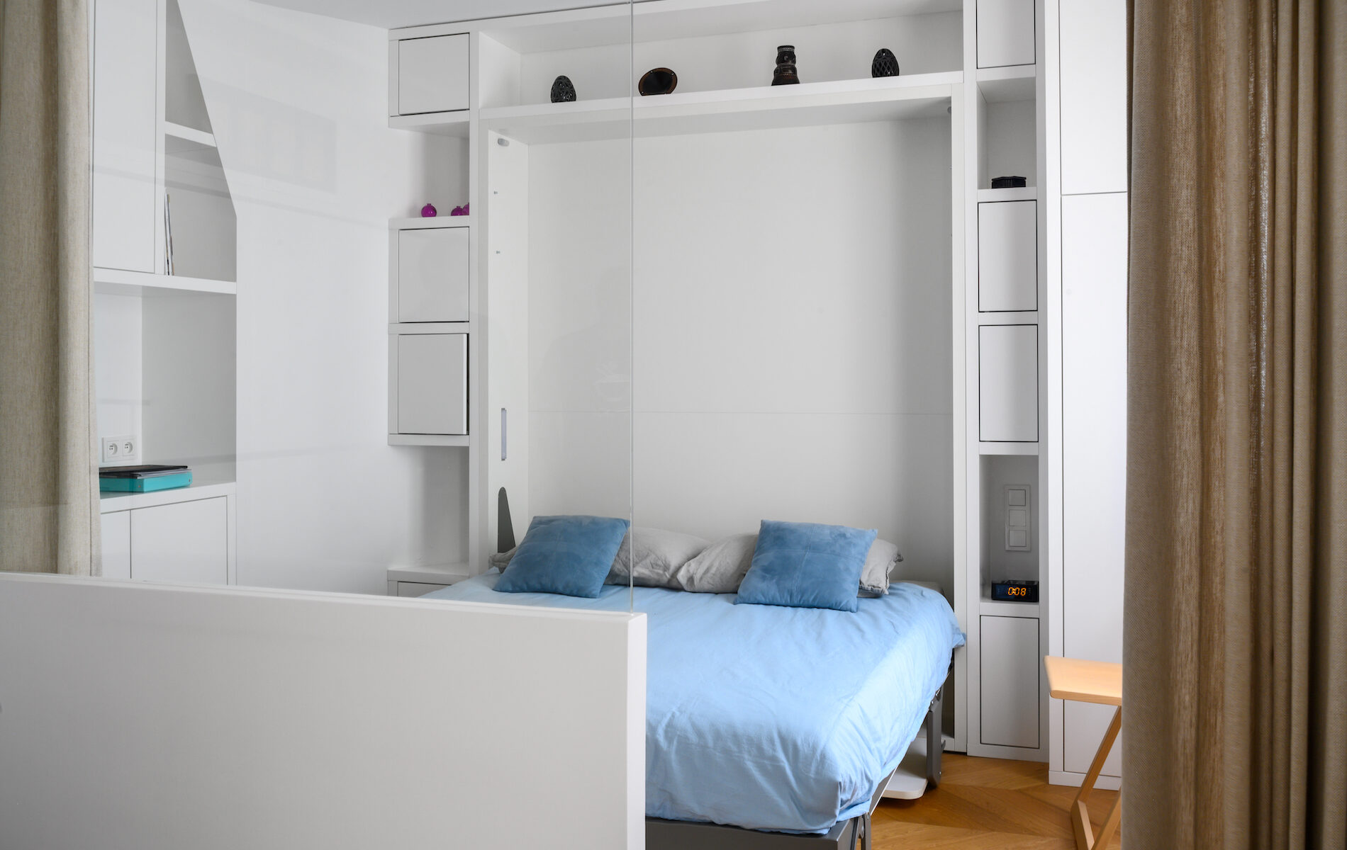 Lit double escamotable ouvert entièrement dans un appartement à Paris