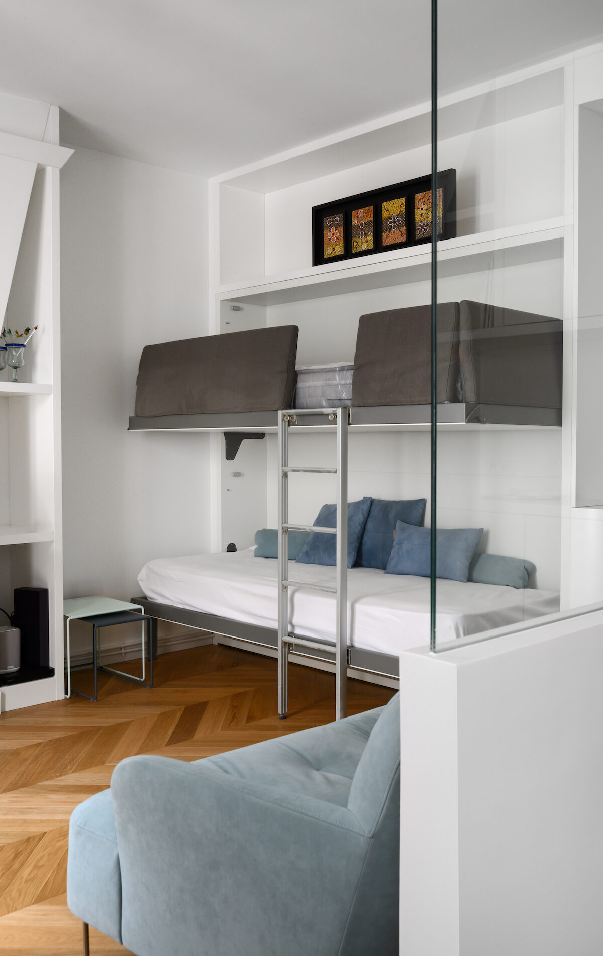 Lit double escamotable ouvert dans un appartement à Paris