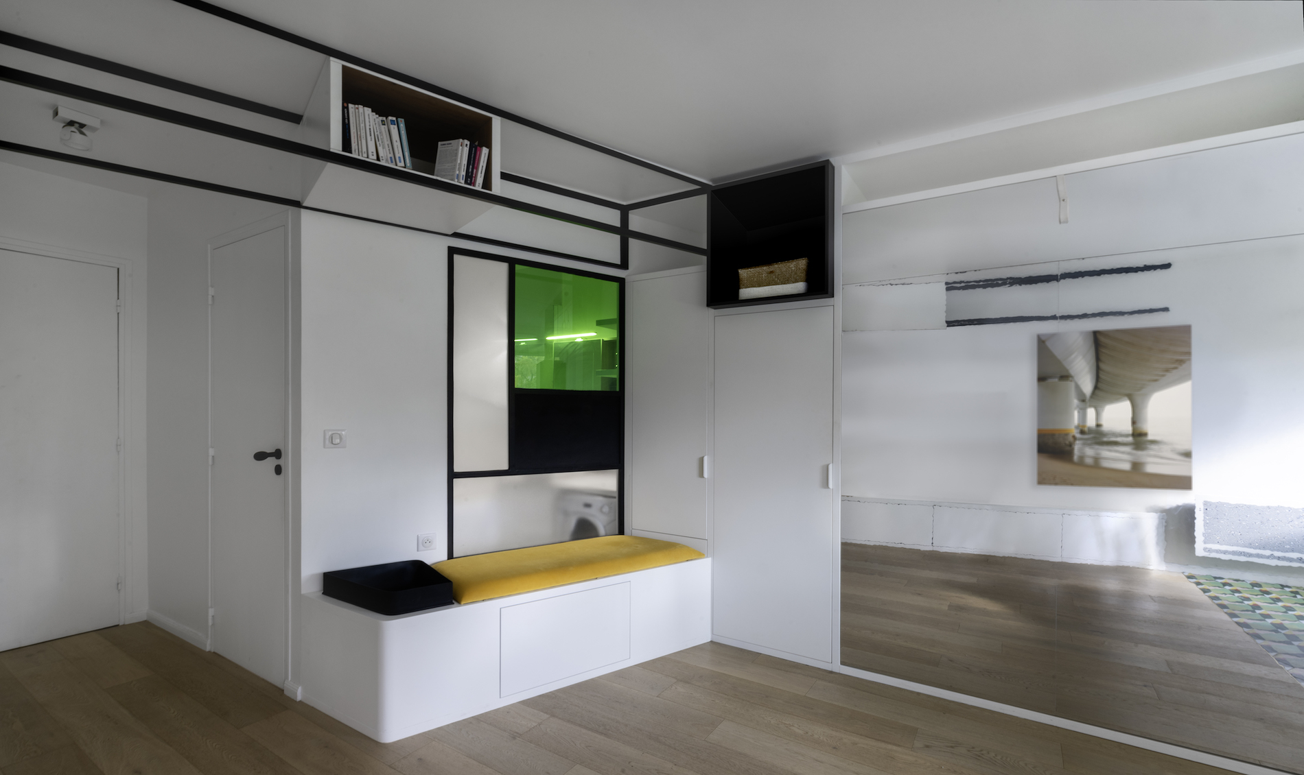 Grand miroir mural agrandissant visuellement l’espace du studio