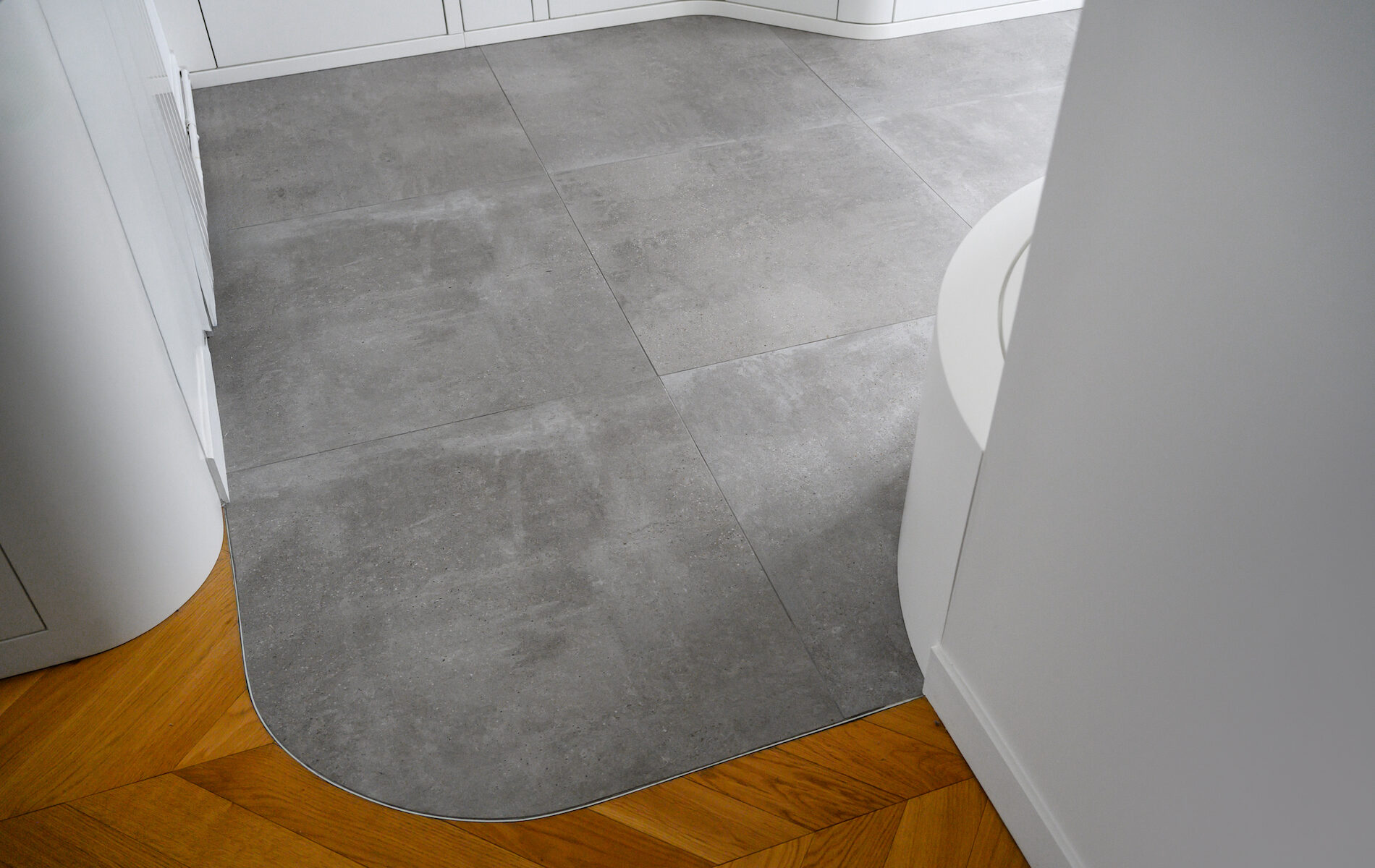 Transition entre parquet et carrelage avec découpe courbe au sol