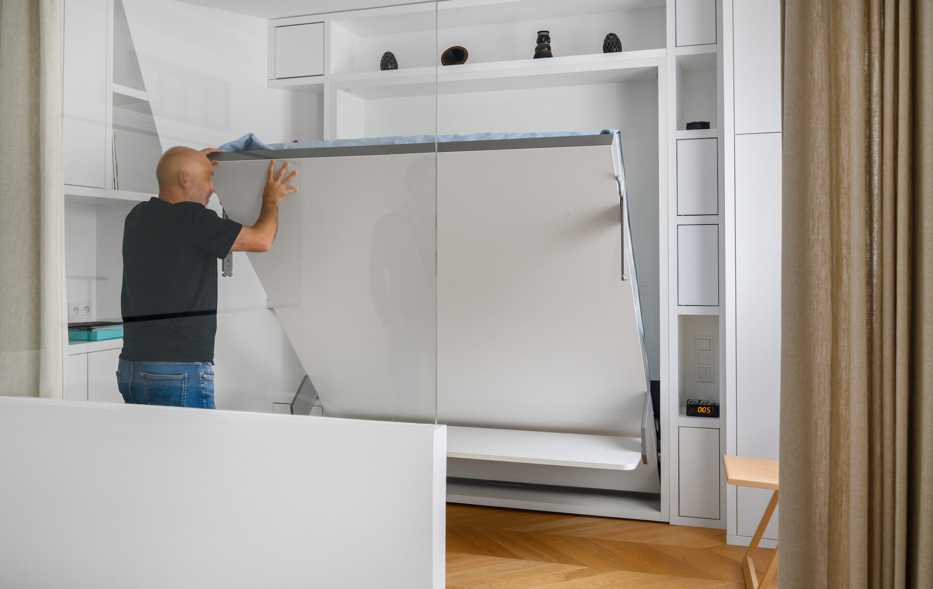 Lit double escamotable ouvert dans un appartement à Paris