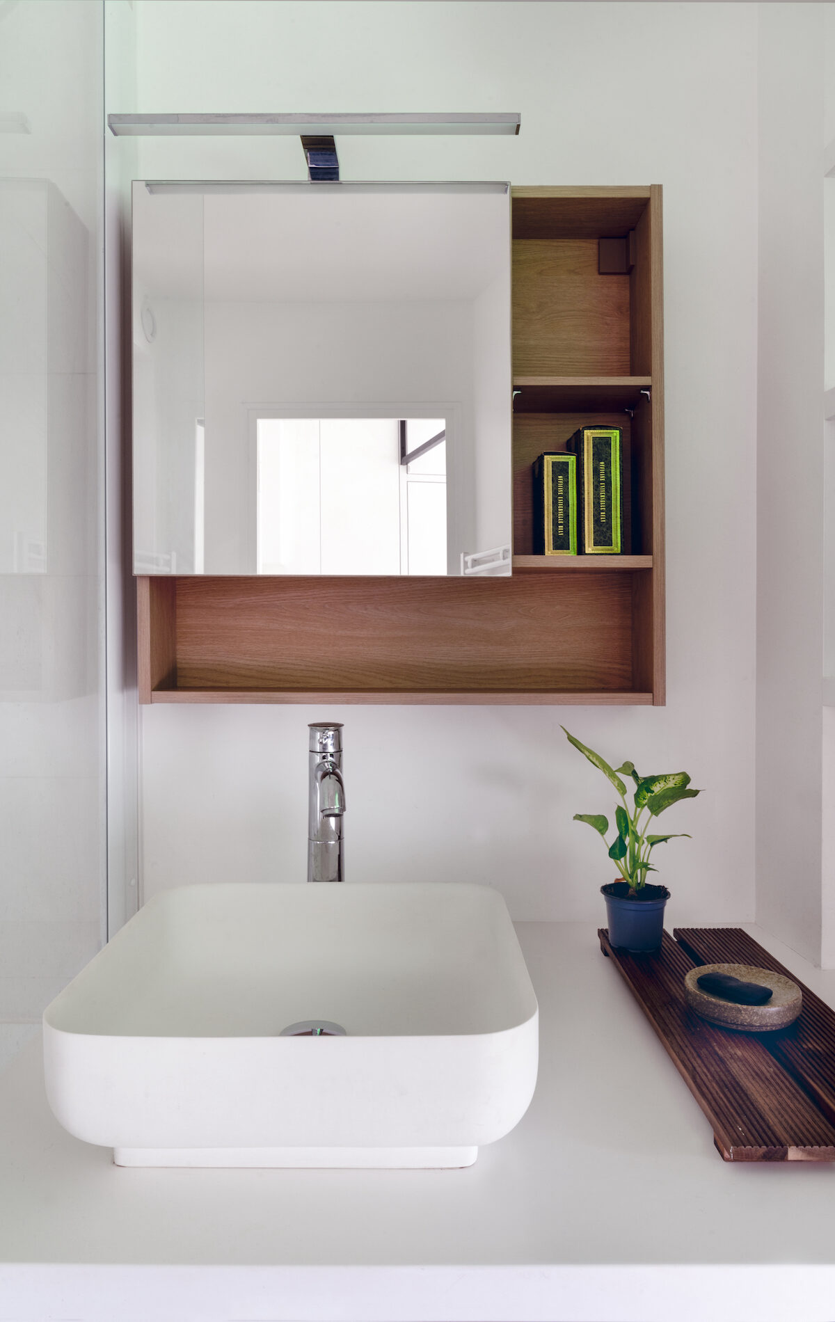 Salle de bain compacte avec lave-linge intégré et mobilier sur mesure