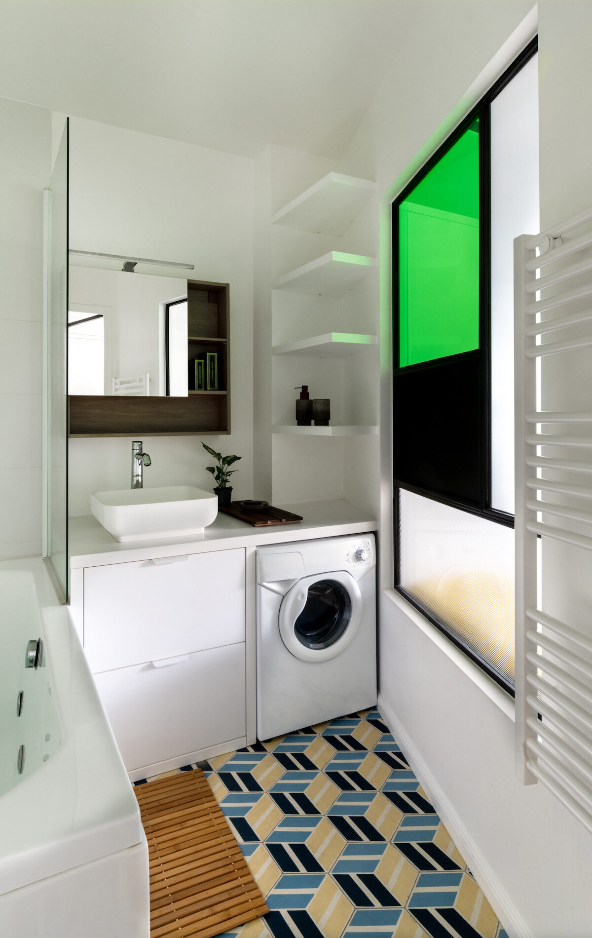 Salle de bain compacte avec lave-linge intégré et mobilier sur mesure