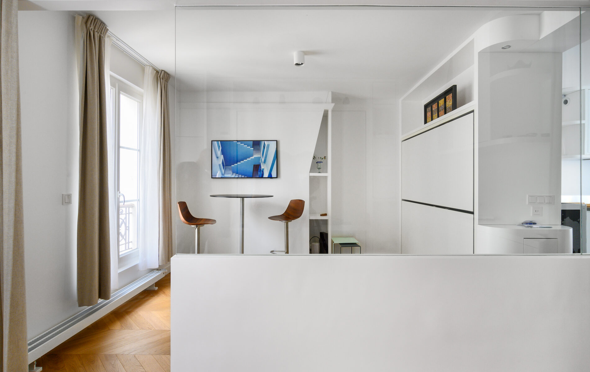Séjour minimaliste avec parquet en point de Hongrie à Paris