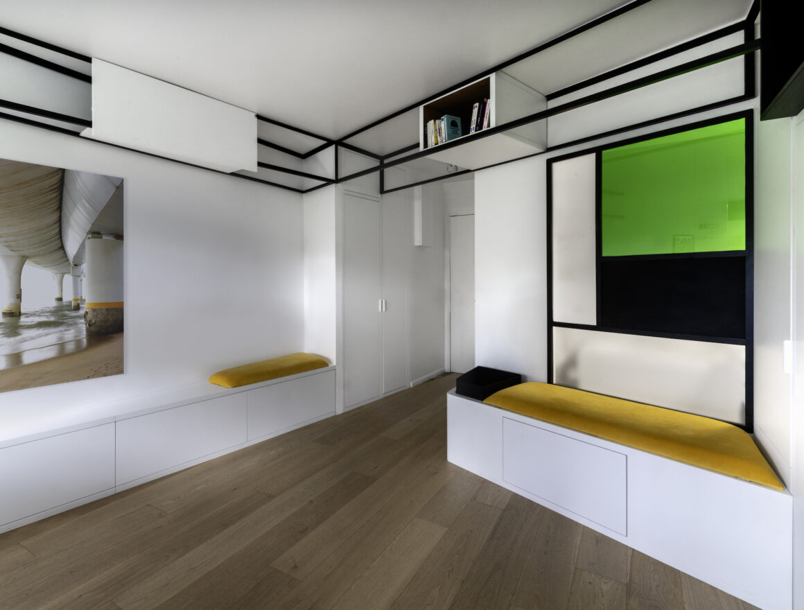 Espace salon avec verrière graphique et banquette intégrée