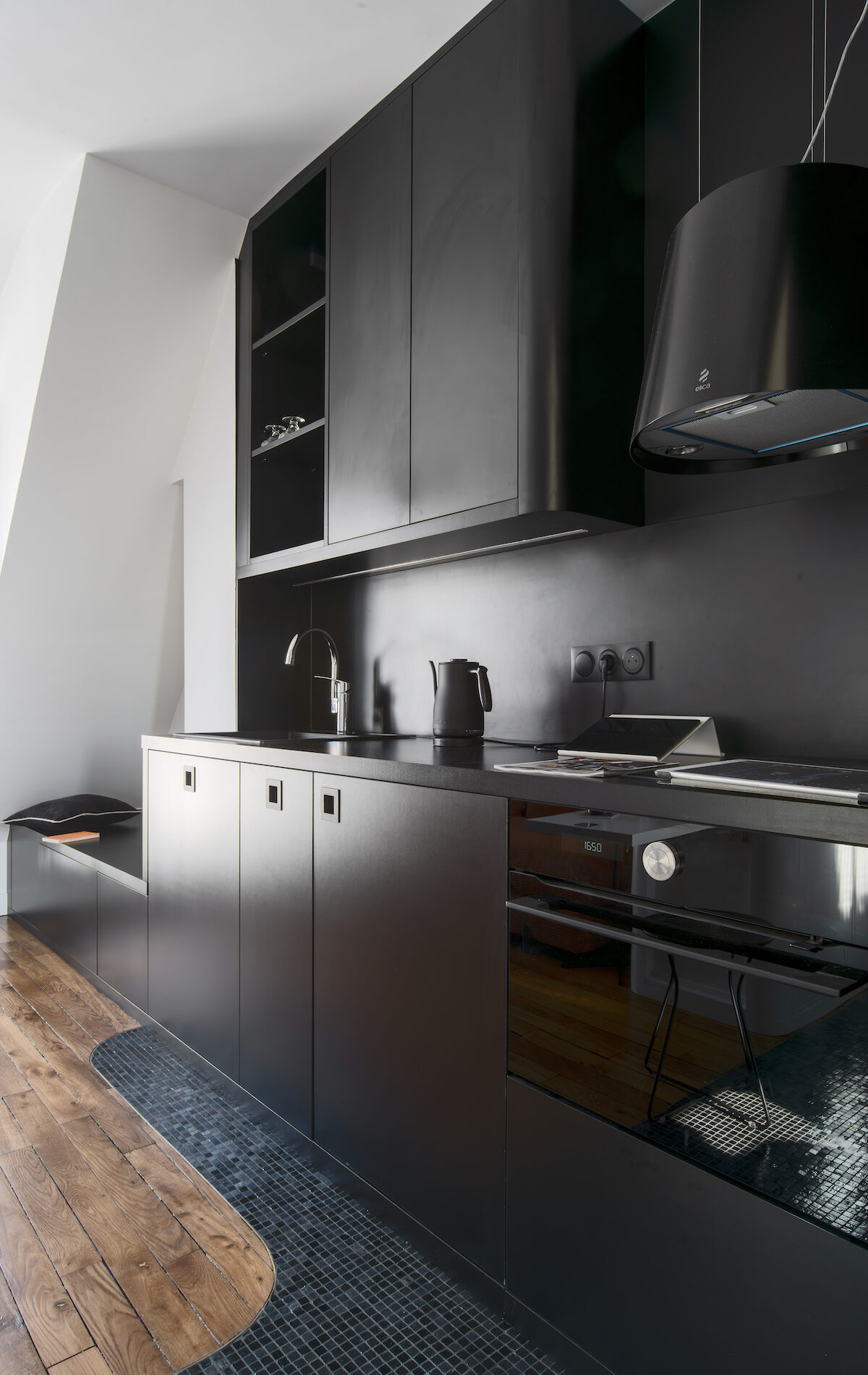 Cuisine linéaire noire optimisée dans une micro surface parisienne