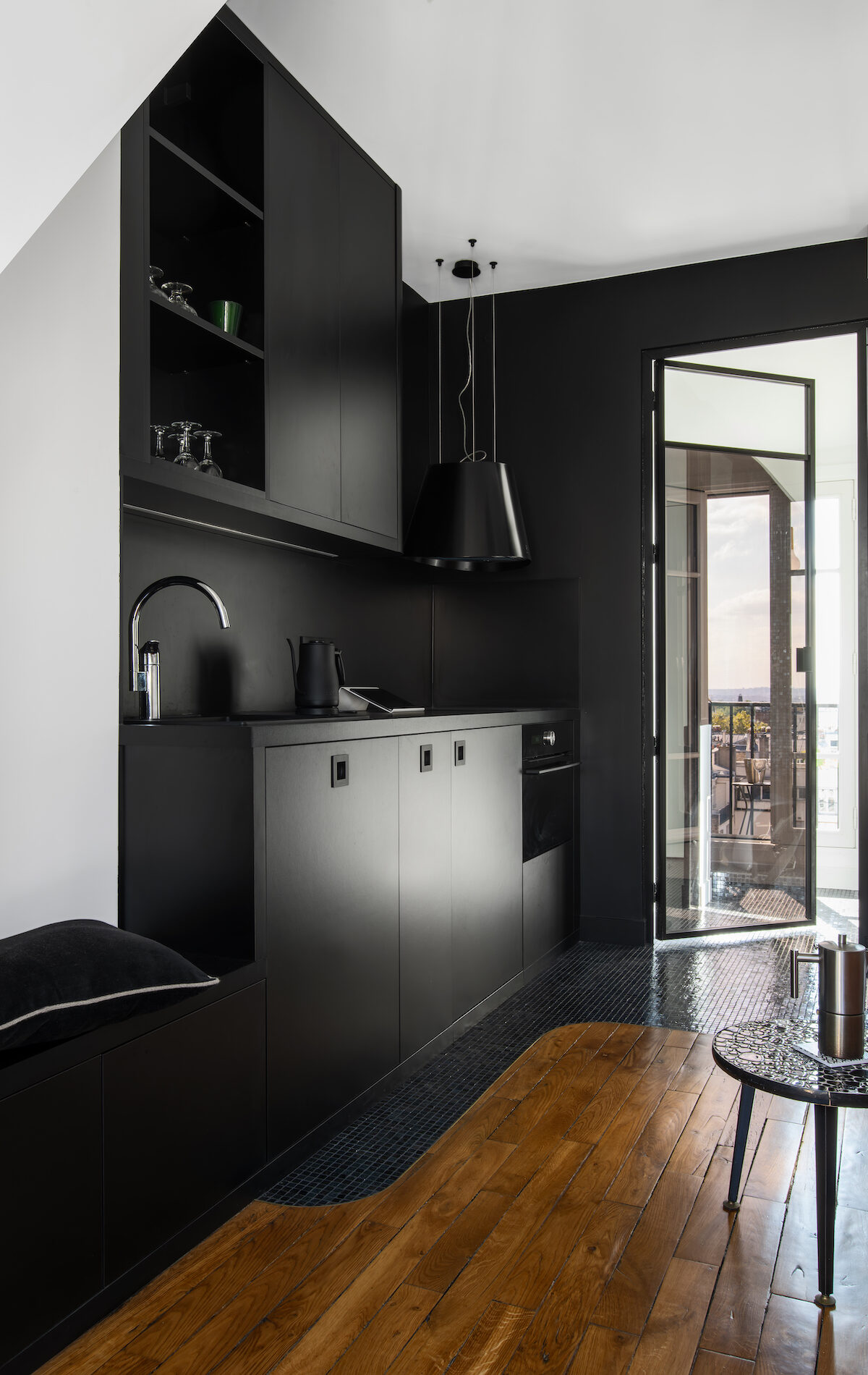 cuisine noire dans studio lumineux à Paris