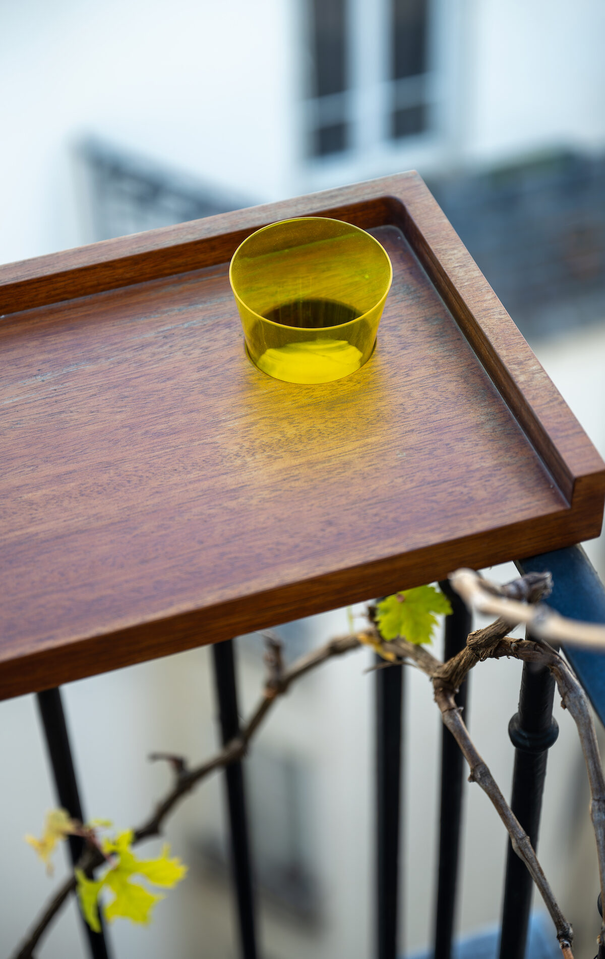 Détail balcon avec verre coloré dans un studio lumineux à Paris