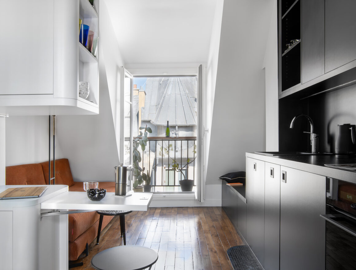 space repas compact avec table pliante dans un petit studio sous combles