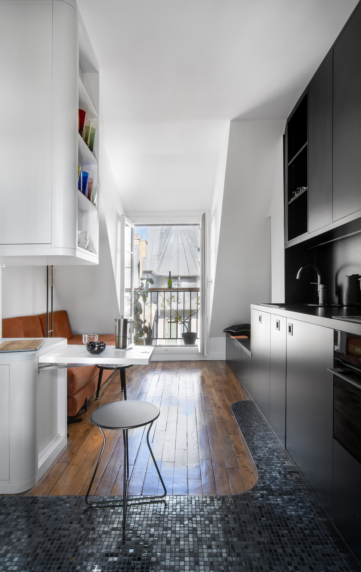 space repas compact avec table pliante dans un petit studio sous combles