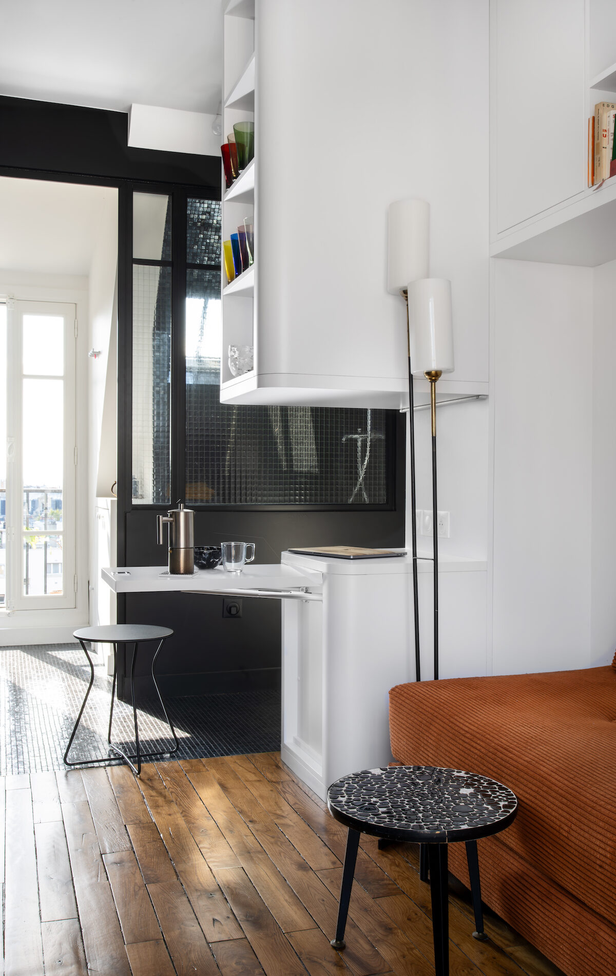 Table escamotable dans un studio parisien de 12 m² optimisé