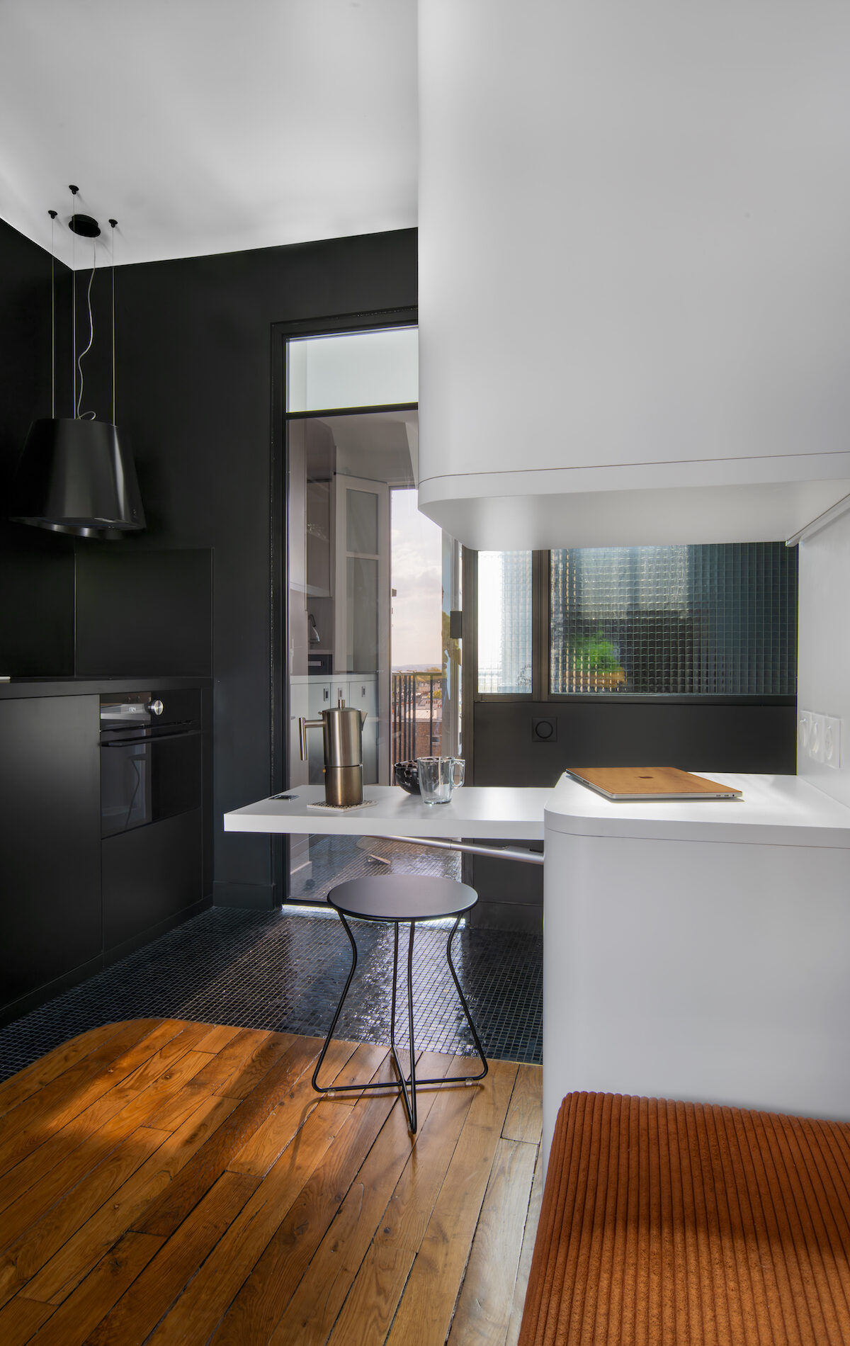 Cuisine noire sur mesure dans un studio de 12 m² sous les toits à Paris