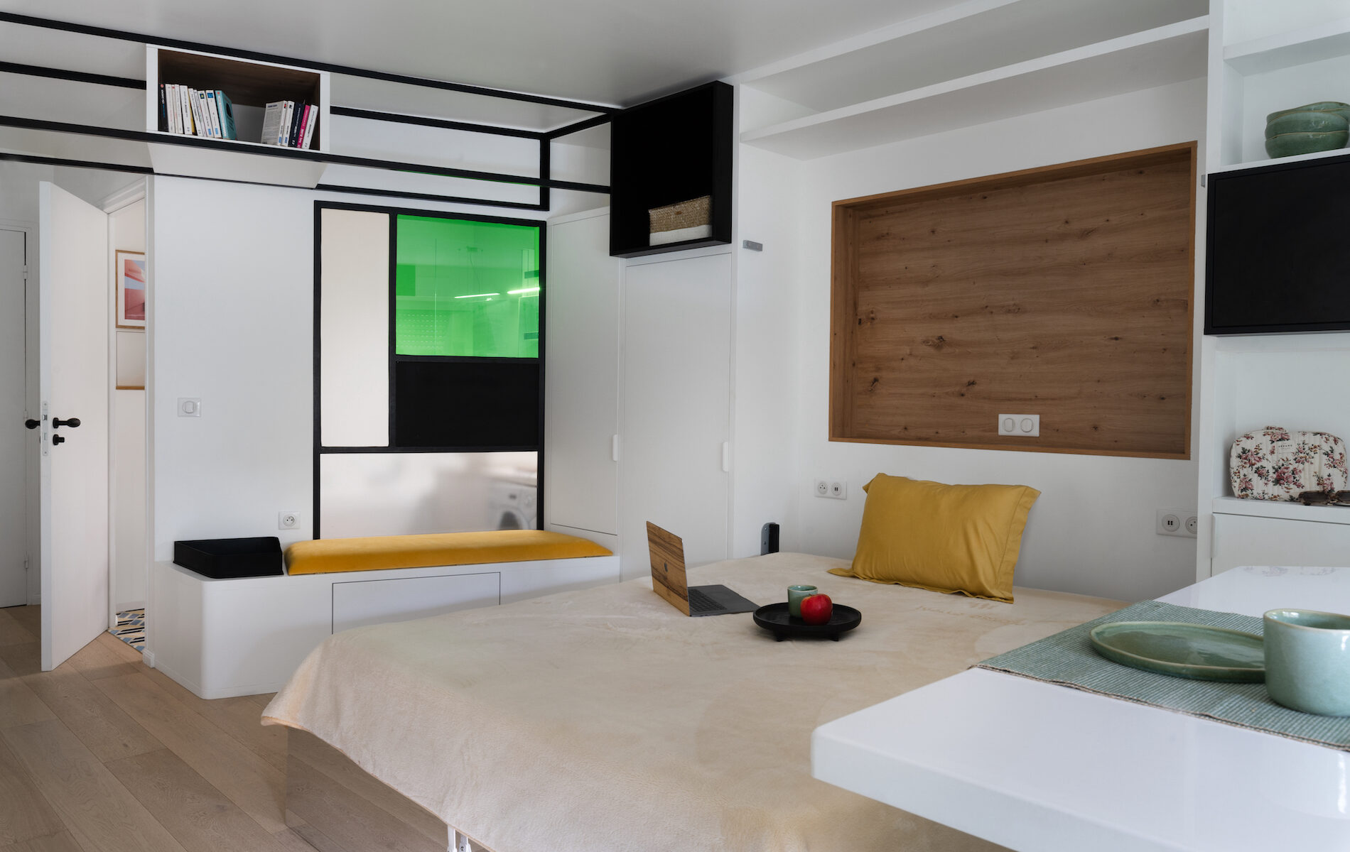 Tête de lit avec niche bois intégrée dans studio optimis