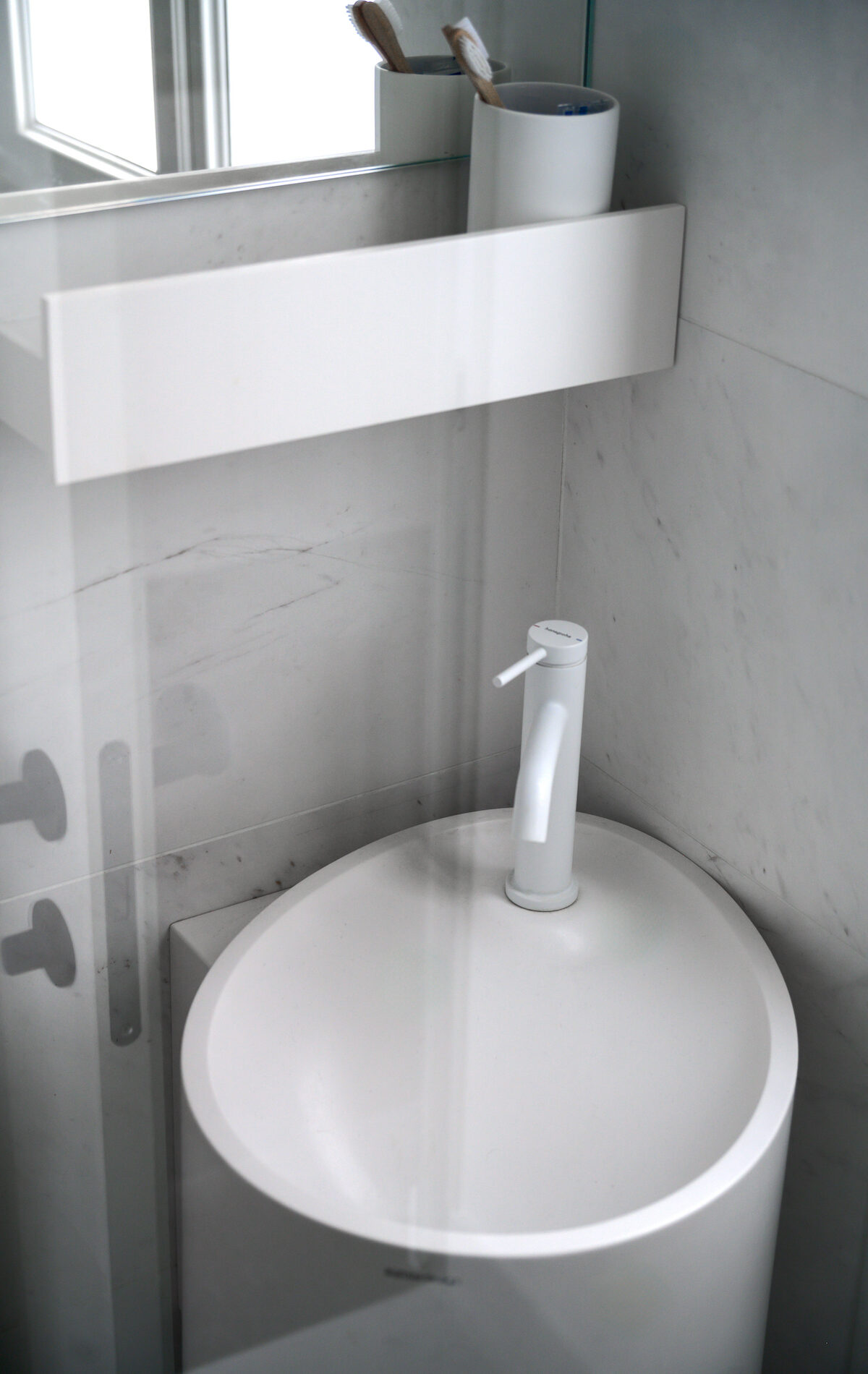 Vasque en Corian au design minimaliste dans une salle de bain
