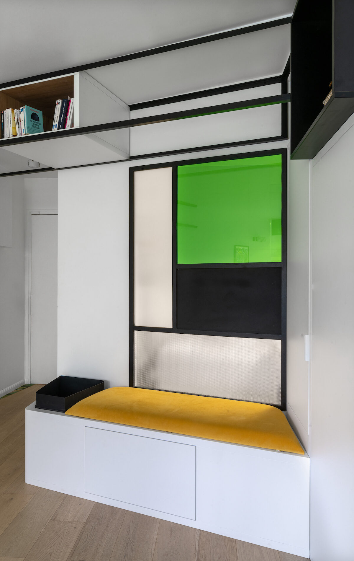 Verrière style atelier avec panneau vert signature du proj