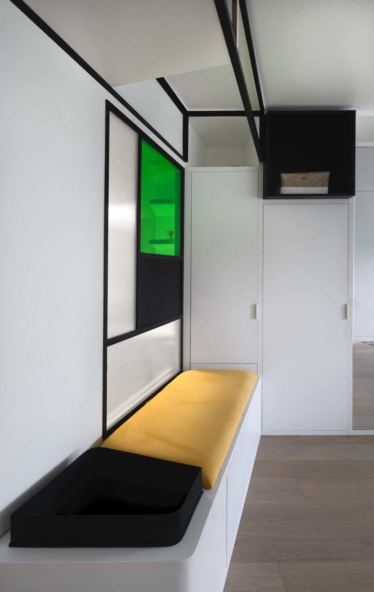 Verrière séparative entre salle d'eau et pièce de vie dans studio